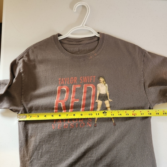 Taylor Swift Official Merch RED Album Taylors Version TV T-Shirt Womens Medium - Picture 8 of 10